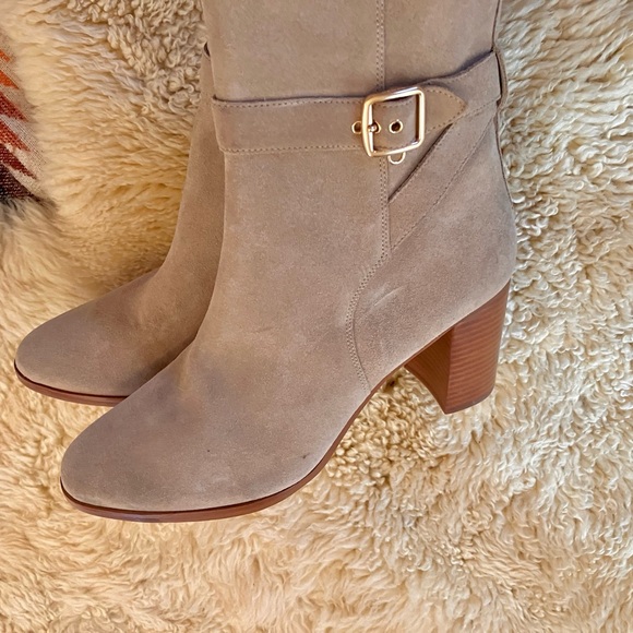 NWOB Coach Olivia Suede Bootie in Oatmeal Sz 11 - Picture 9 of 15